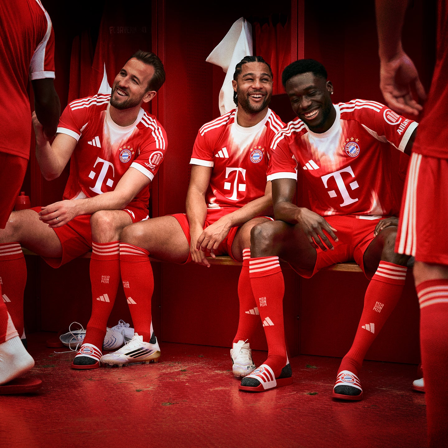 kane-gnabry-davies-umkleide-hometrikot25_1_1_2.jpg